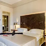 Byron Hotel